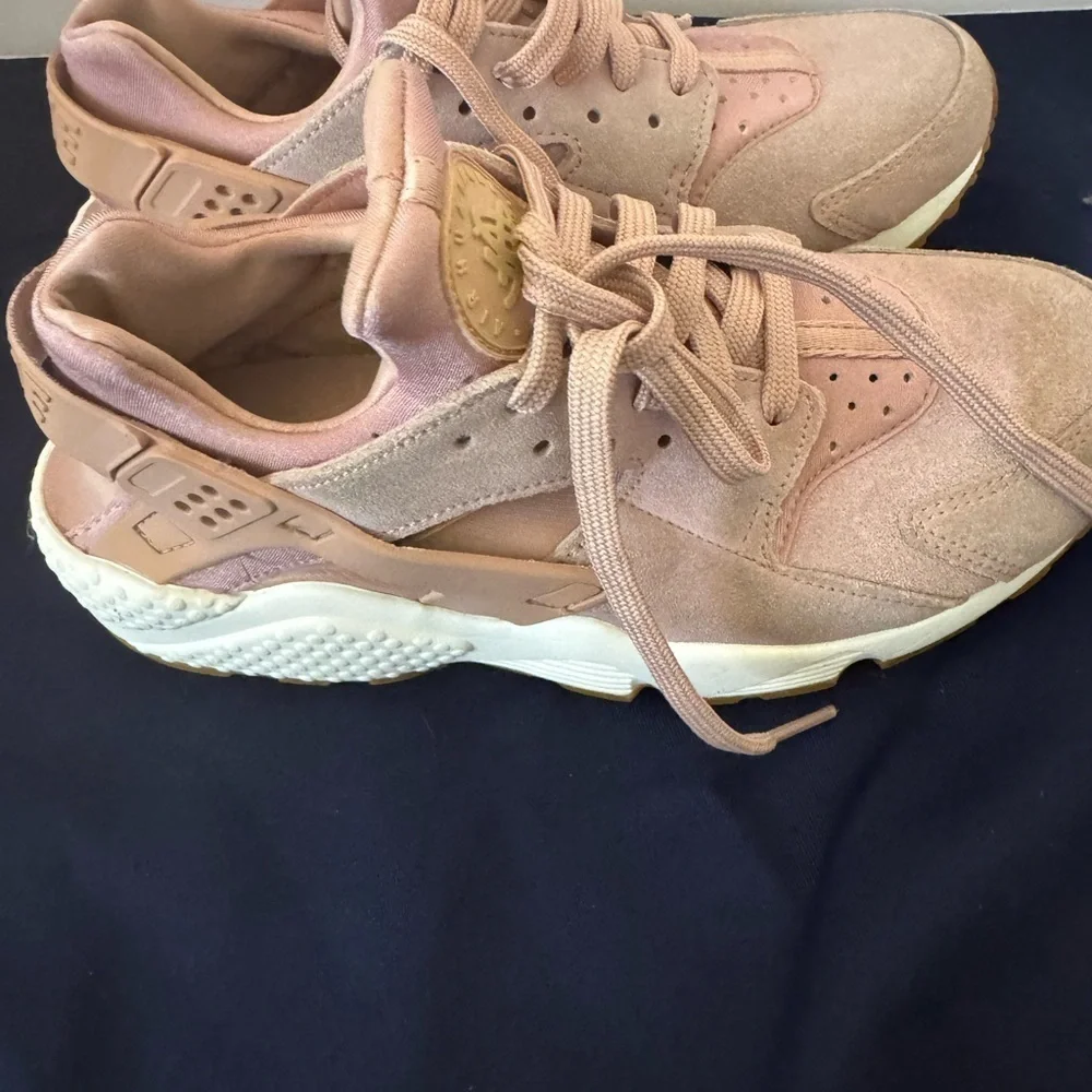EUC Women’s Nike Sunset Tint Huarache  2017 Size 7.5